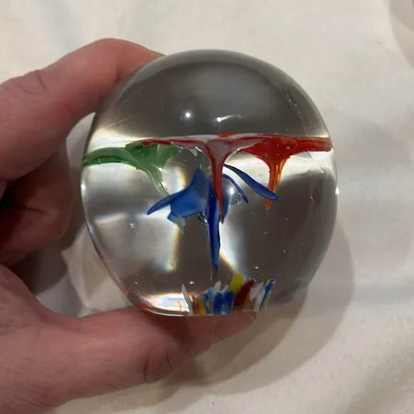 Set of three glass paperweights with floral design - Picture 2 of 10